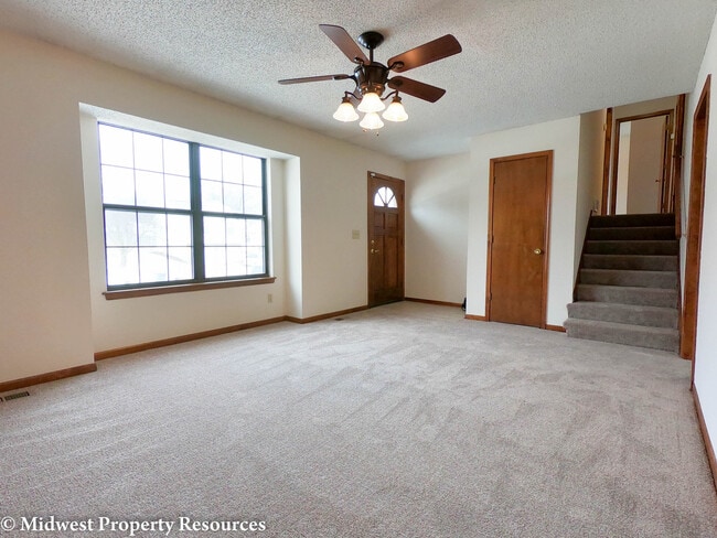Building Photo - Clean and Fresh 3 Bedroom/2 Bath home in L...