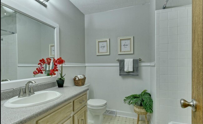 Building Photo - 4 Bedroom in Eldorado!!