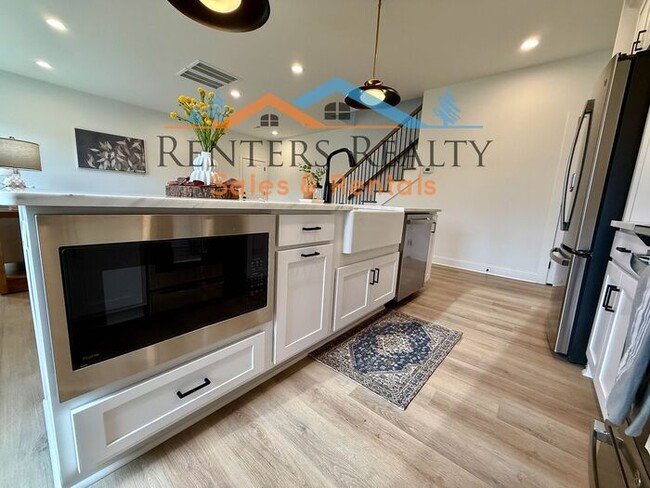 Building Photo - Stunning 3 Bedroom with Rooftop Terrace