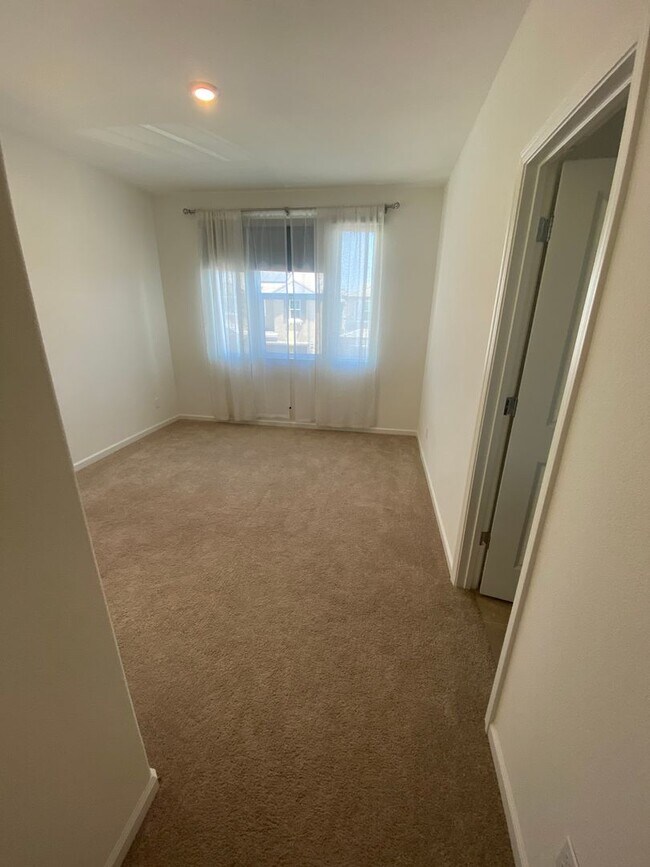 Building Photo - Beautifully upgraded Rocklin 4 Bedroom Home with Owned 15 Panel 5kwh Solar!