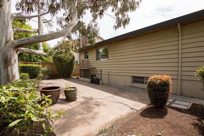 Building Photo - 3 bedroom 2 bath
