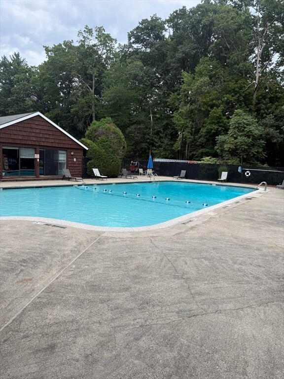 Building Photo - 2 Greenbriar Dr