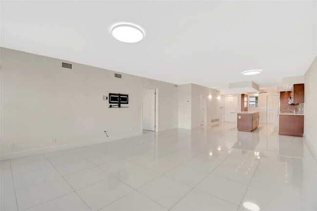 Building Photo - 3121 NE 51st St