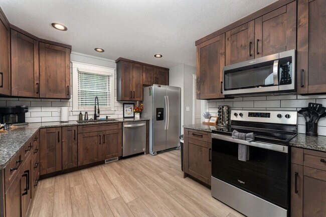 Building Photo - 49 Valley Dr