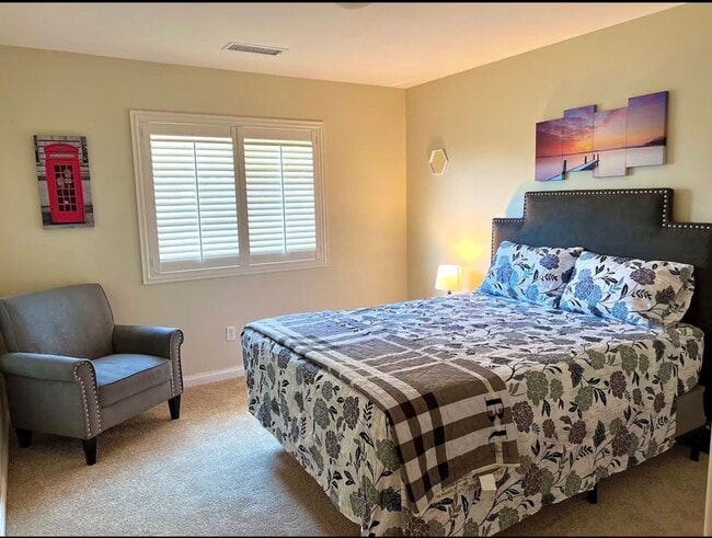 Building Photo - Super Great Deal on this fully furnished 4 BD 2 BA house with a Pool and Solar