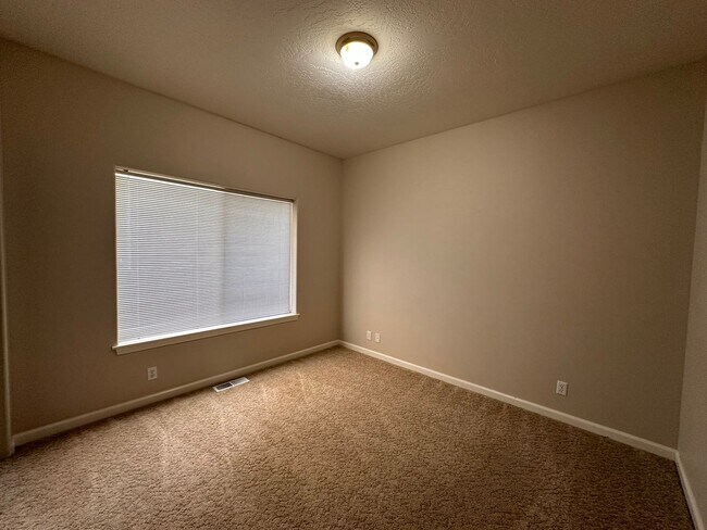 Building Photo - River Road Craftsman Style Home