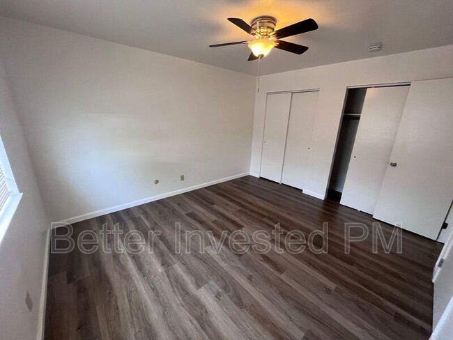 Building Photo - 857 S Oak St