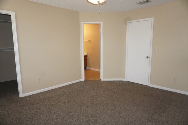 Building Photo - 3 bedroom/2 bathroom townhome