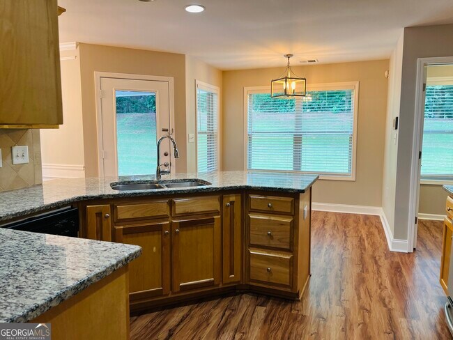 Building Photo - 5750 Crest Hill Dr NE