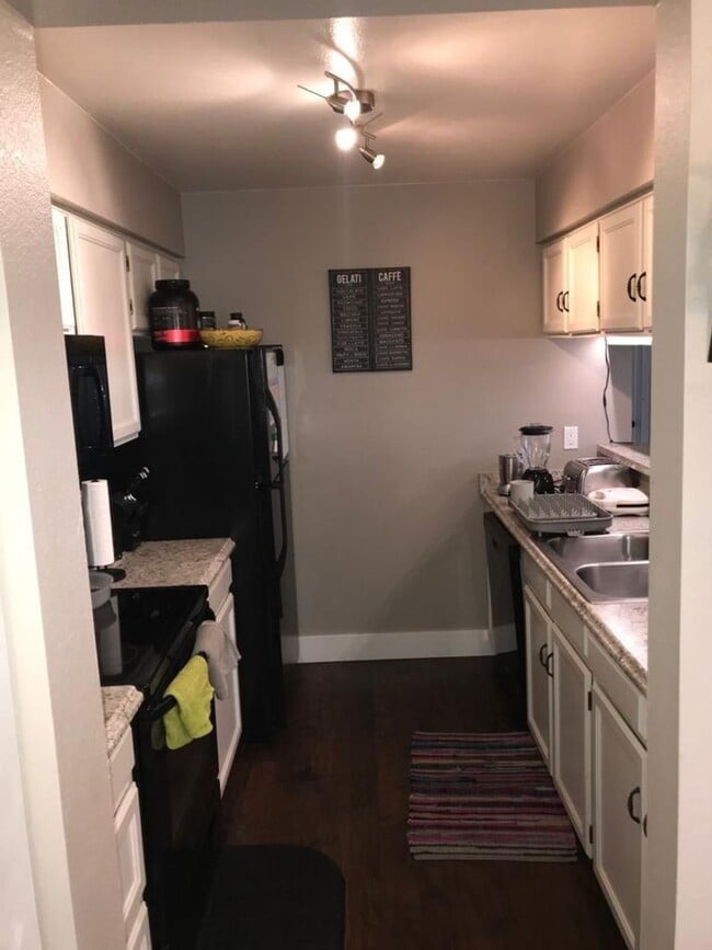 Building Photo - Spacious 3BR Condo in Denver