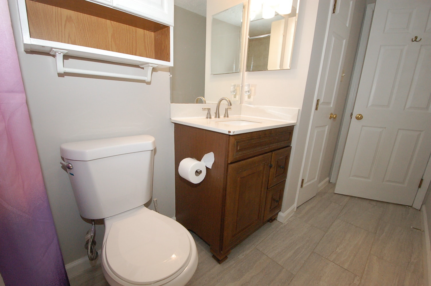 Second floor full bathroom -- 3 - 8916 Pembrook Woods