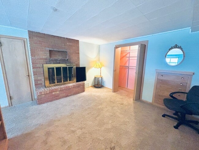 Building Photo - Quaint 1bed 1bath Lower Level Unit, With P...