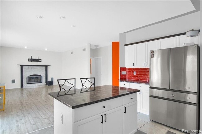 Building Photo - 2565 River Woods Dr N