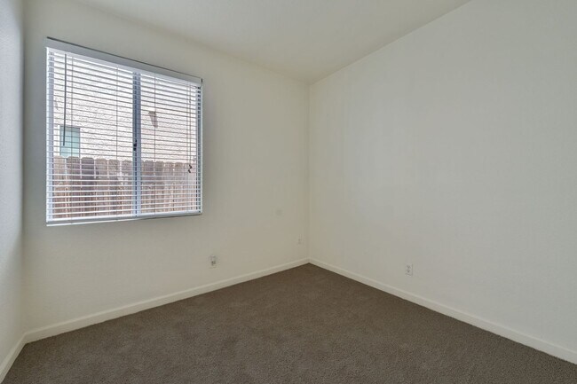 Building Photo - Charming 3-Bed Home in Prime Folsom Locati...