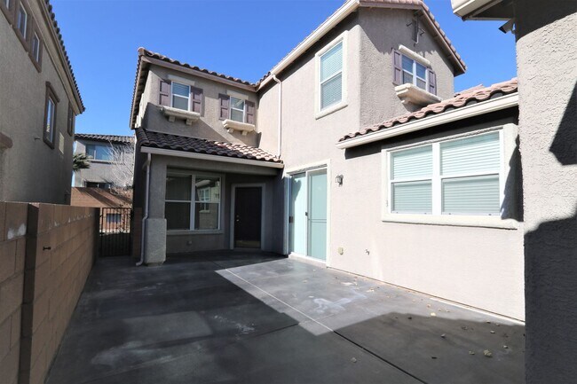 Building Photo - Beautiful 2 Story 3 Bedroom Home located in the Southwest