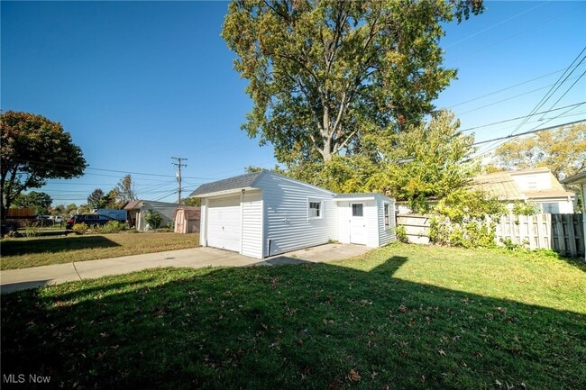 Building Photo - 6310 Hampstead Ave