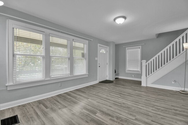 Building Photo - 626 E Jenkins Ave