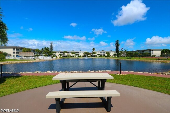 Building Photo - 1004 Manatee Rd
