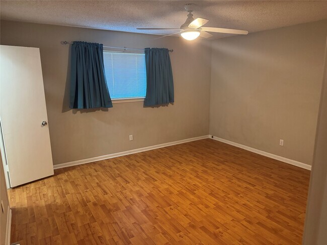 Building Photo - 5814 Viking Dr
