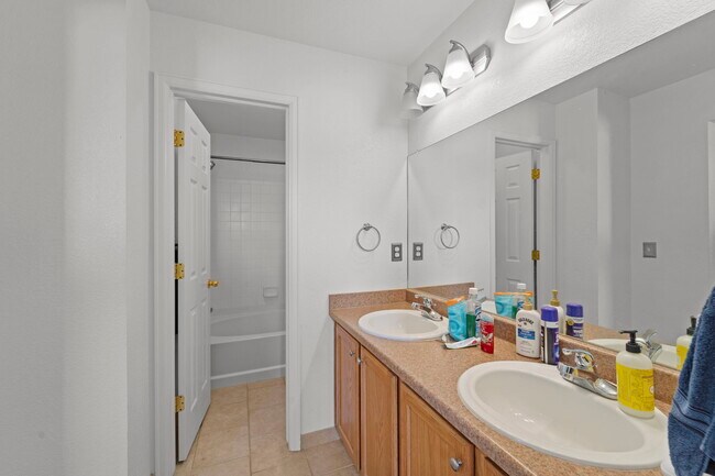Building Photo - 5521 Cross Creek Dr