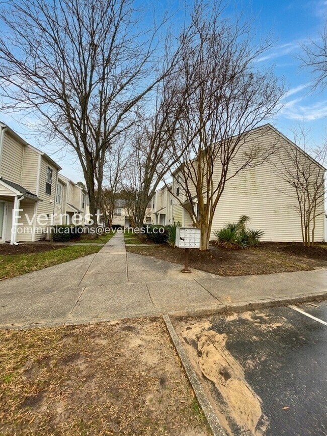 Building Photo - 3 Bed, 1.5 Bath Townhome with Fenced Yard / Available Soon!