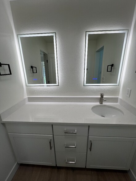 Building Photo - 705 E Drake Rd