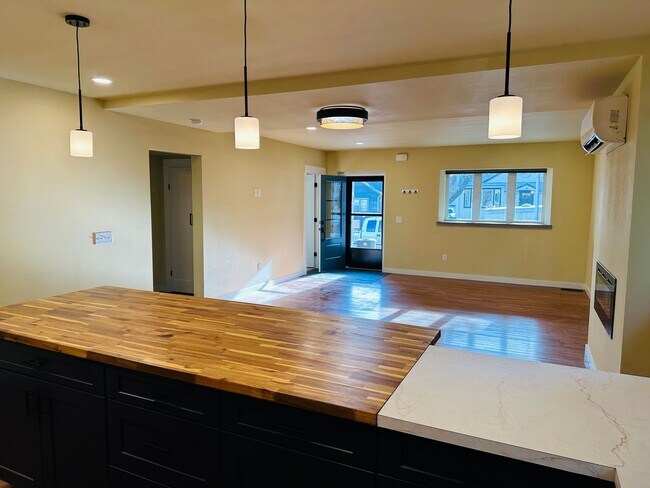 Building Photo - 605 Alderson Ave