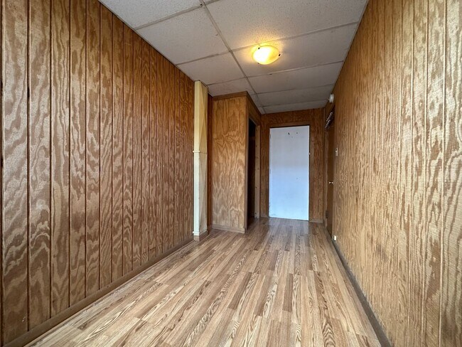 Building Photo - Cozy Two Bedroom Apartment! Great Oakland Location! Call Today!