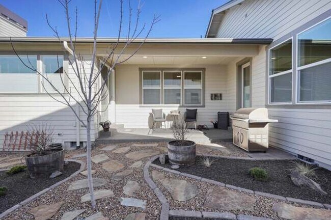 Building Photo - Gorgeous Single Level Home with Mountain V...