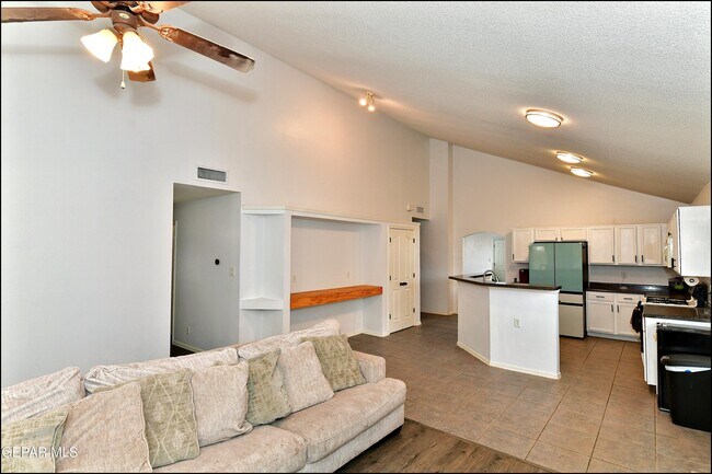Building Photo - 10937 Northview Dr