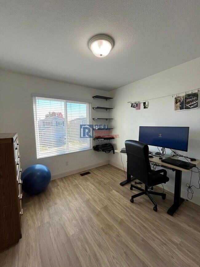 Building Photo - 9597 Fox Den Dr