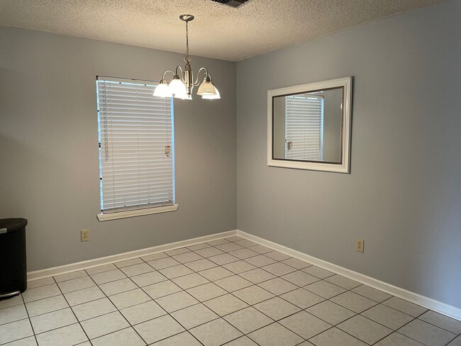 Building Photo - Charming 2 bedroom, 2 bath home in Lafayette!