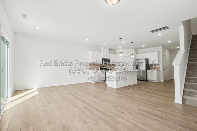 Building Photo - 826 Earhart St NW