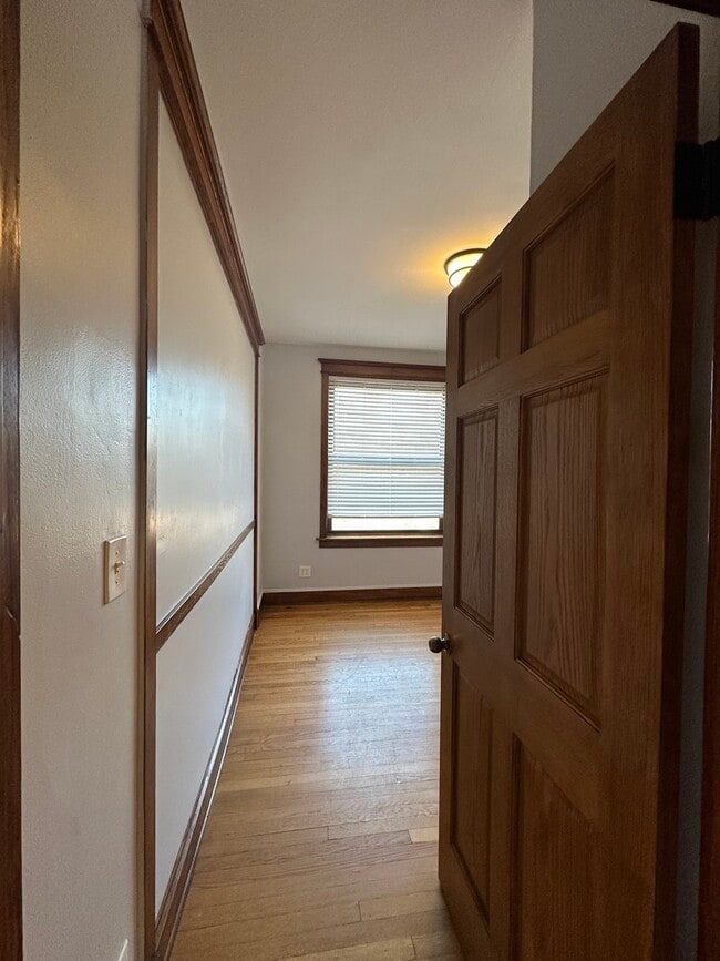 Building Photo - 1949 W Grace St