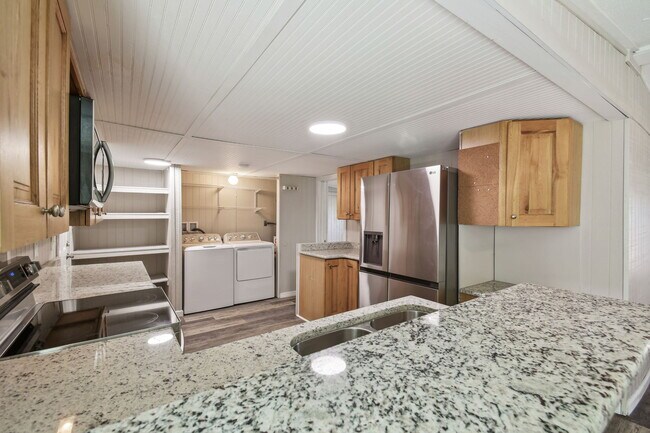 Building Photo - 39510 Sunburst Dr