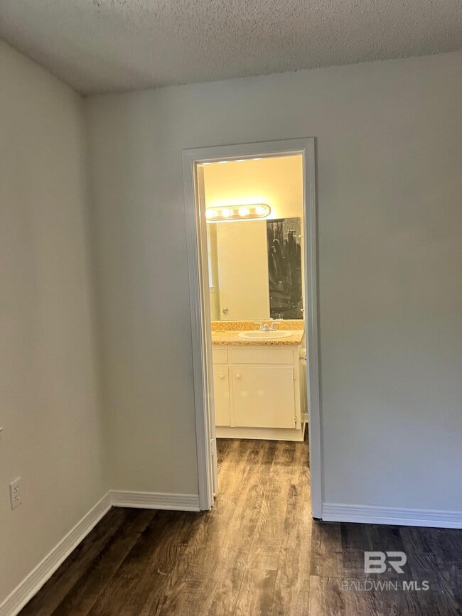 Building Photo - 803 Camellia Ln