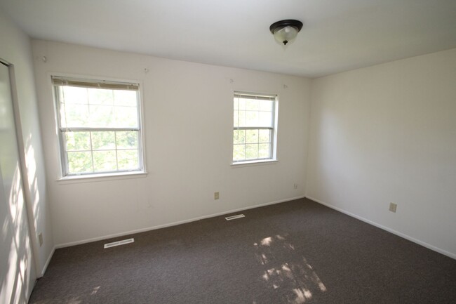 Building Photo - Freshly renovated 3 bedroom with bonus roo...