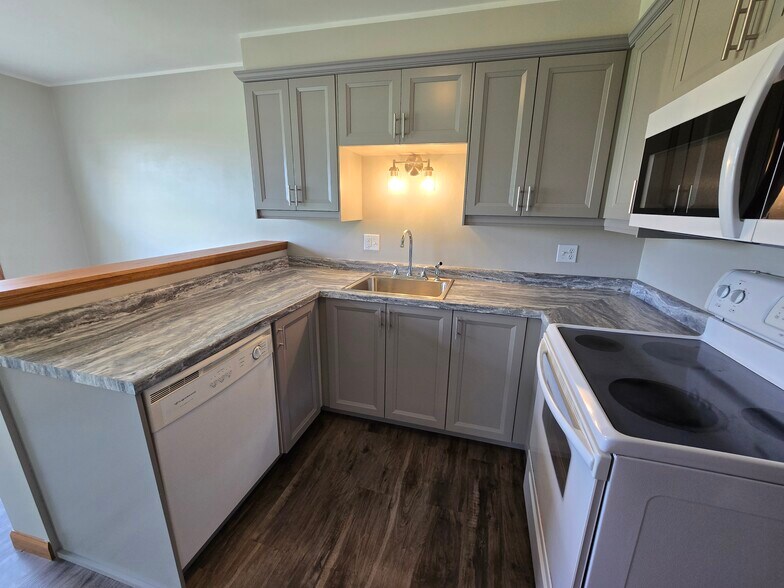 Kitchen - 2129 Country Ln