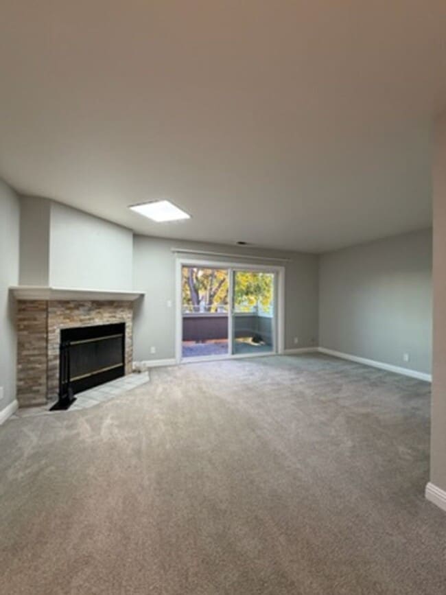 Building Photo - Charming top-level 2-bedroom, 1-bath condo in a highly desirable gated community.