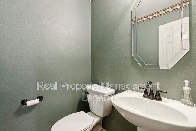 Building Photo - 1805 Sumac Dr