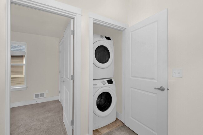 Building Photo - Efficient and Updated Townhouse Ready for Move-in!