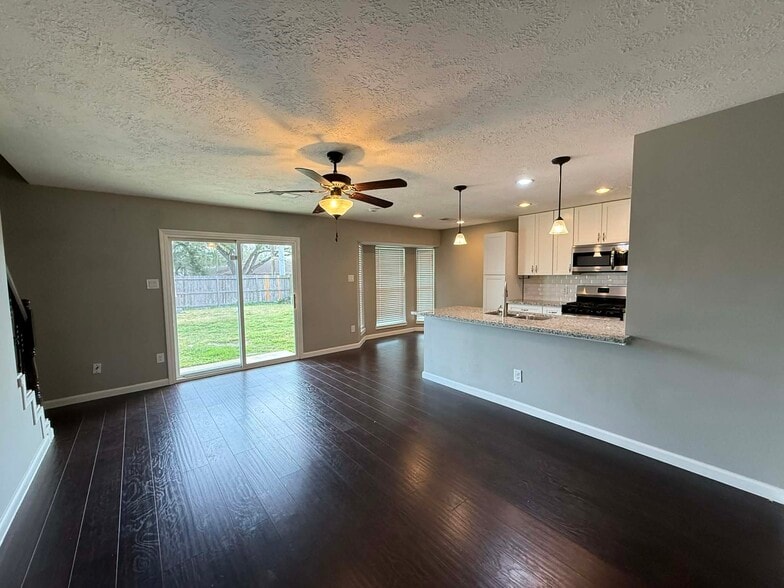 Building Photo - 1906 Savanna Ct N