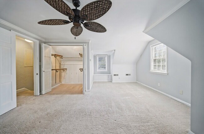 Building Photo - 4 Bedroom 2 Bathroom with large fenced in yard for Pets
