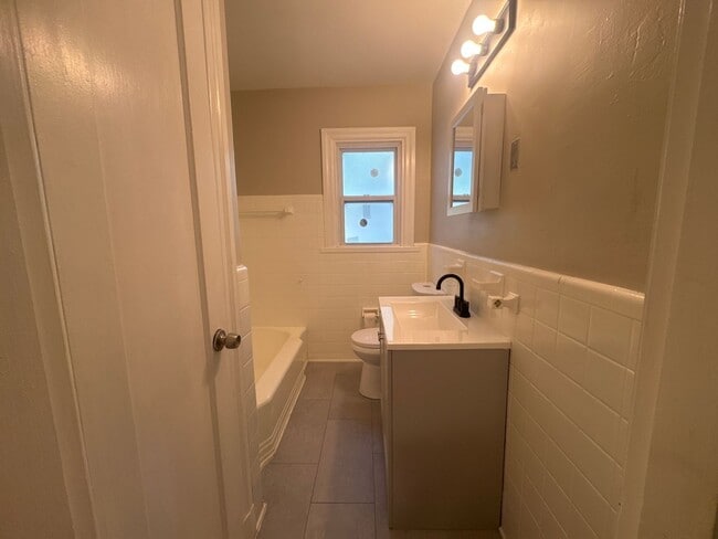 Building Photo - Updated 3 Bed 1 Bath w/Large Yard