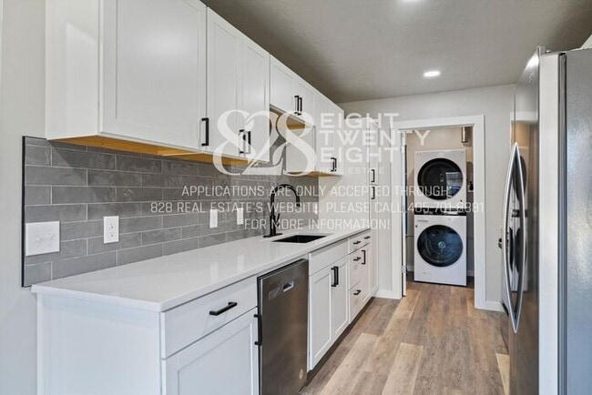 Building Photo - Beautiful 3 Bed/2 Bath Duplex Less Than 1 Mile from Campus!