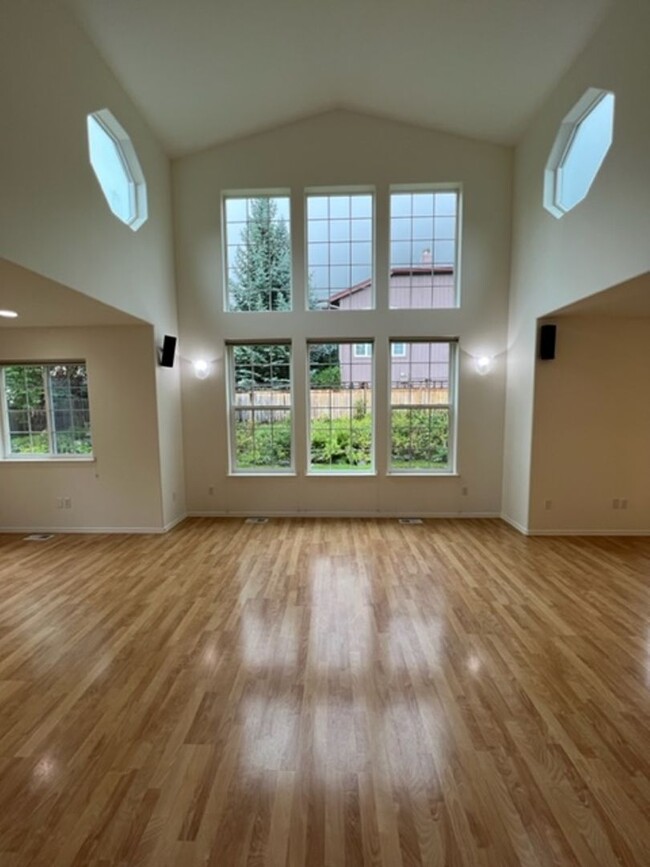 Building Photo - Beautiful 4 Bedroom Eagle River Home!
