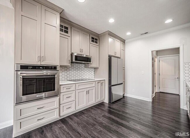 Building Photo - 2747 Thornhill Dr