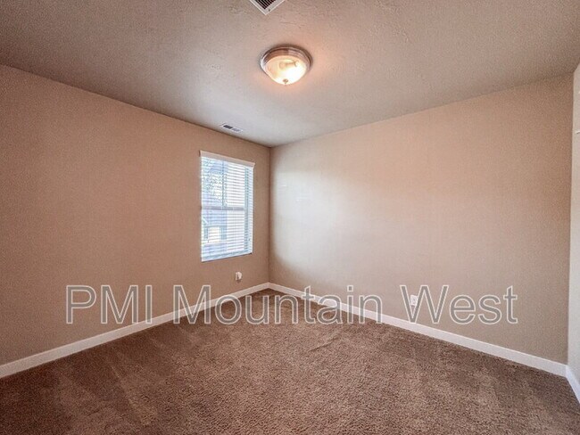 Building Photo - 420 N Main St
