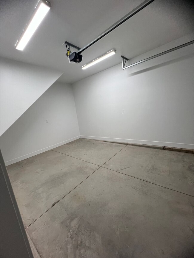 Building Photo - Ready To Move in! New 2 Bed 3 bath!