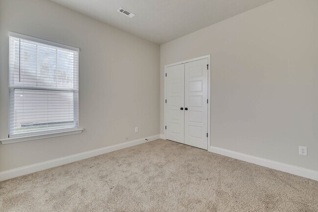 Building Photo - 340 Fox Haven Dr